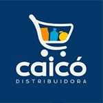 arte com um carrinho de mercado, com traços brancos, com compras coloridas dentro dele, em laranja, azul e amarelo, sobre o nome caicó distribuidora, em branco, sob um fundo azul escuro